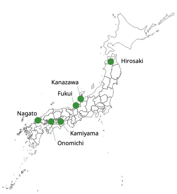 This figure is a map of Japan that locates the "core cities" of Kanazawa, Fukui, Hirosaki and the "peripheral small towns" of Onomichi, Kamiyama, and Nagato.
